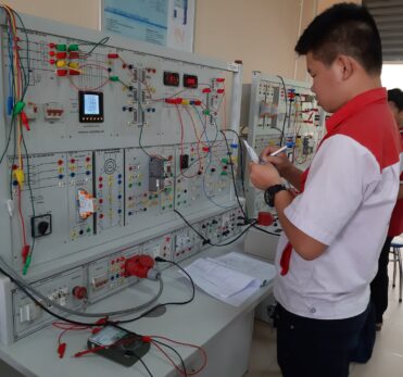 sinh viên thực hành máy điện