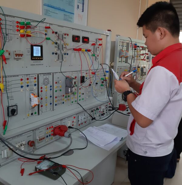 sinh viên thực hành máy điện