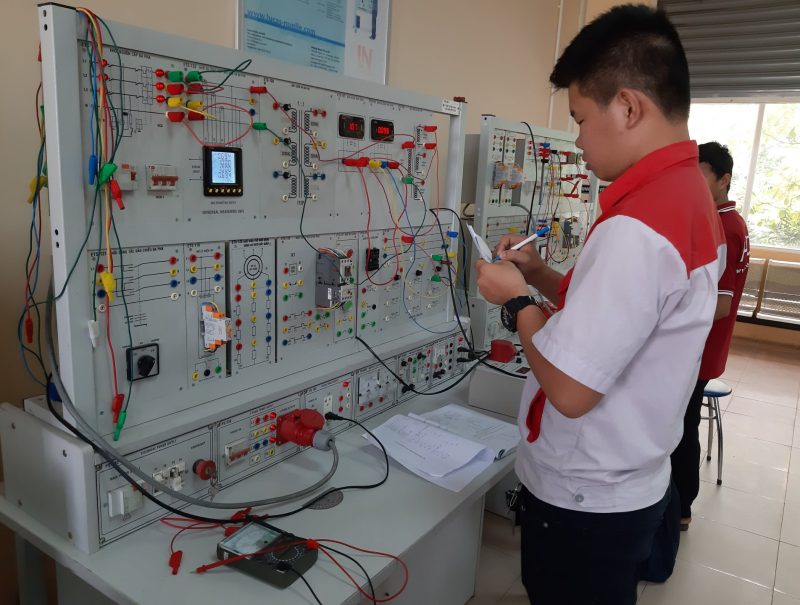 sinh viên thực hành máy điện