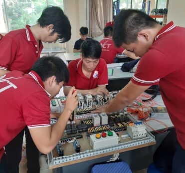 sinh viên thực hành trang bị điện