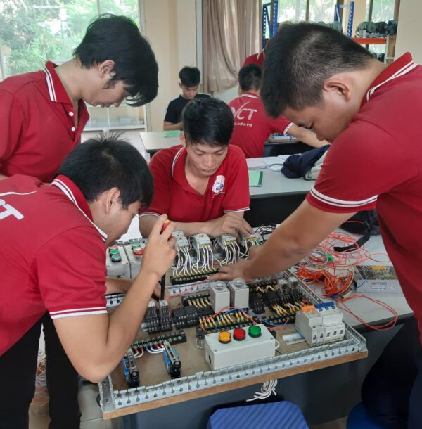 sinh viên thực hành trang bị điện