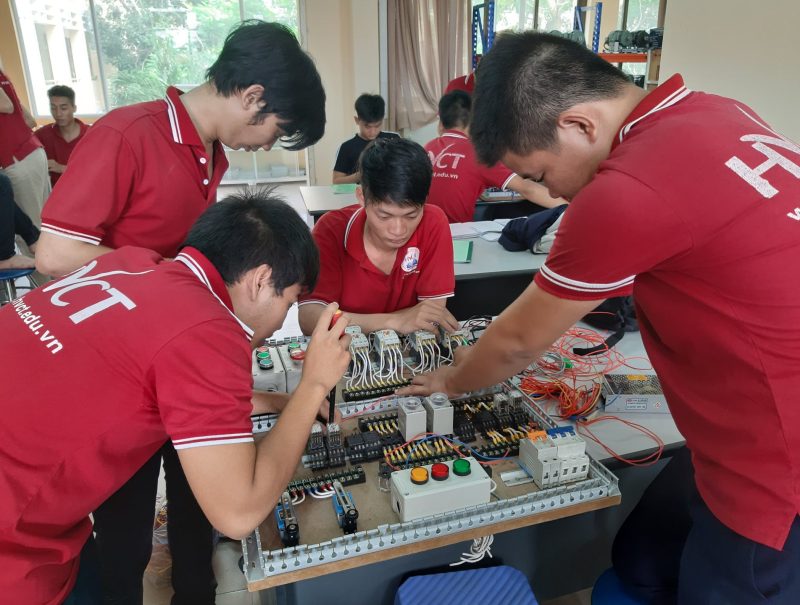 sinh viên thực hành trang bị điện