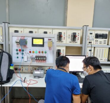 sv đang học lập trình PLC và HMI