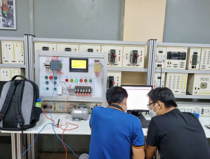 sv đang học lập trình PLC và HMI